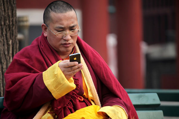 monk-using-iphone